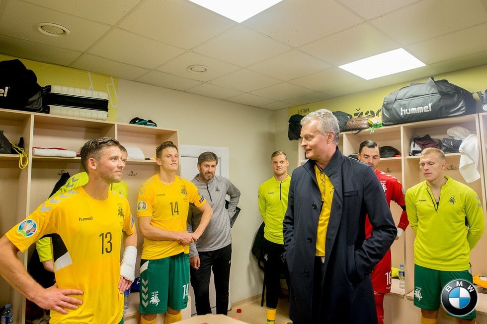 G. Nausėda aplankė futbolininkus (nuotr. LFF.lt)