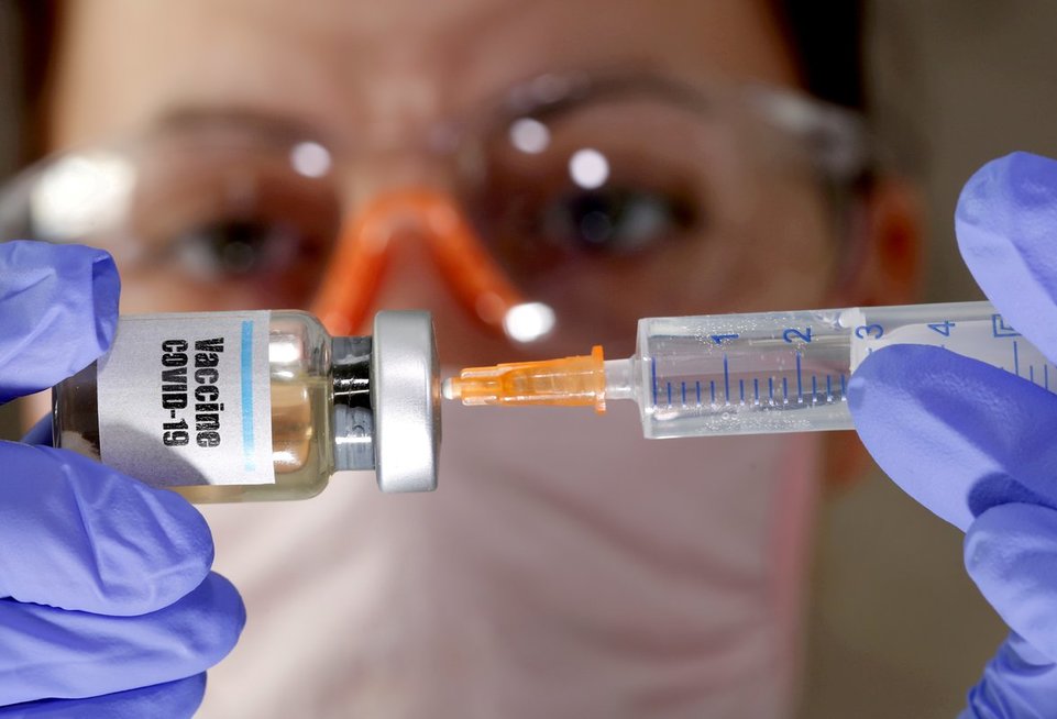 Sunki vakcinos pradžia: nuo koronaviruso mirė vienas tyrimų grupės savanoris