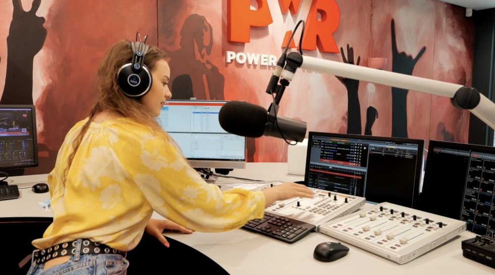 Radijo „Power Hit Radio“ laidų vedėja Elena Karalienė
