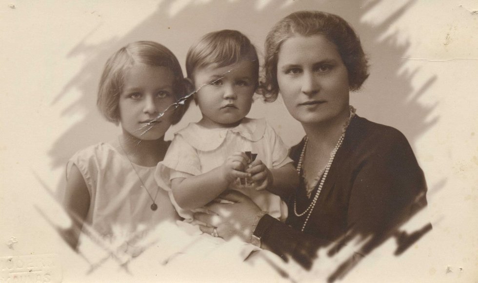 Petro Klimo šeima: dukra Eglė, sūnus Petras ir žmona Bronislava. Apie 1931–1932 m. Gulbinų šeimos archyvas  