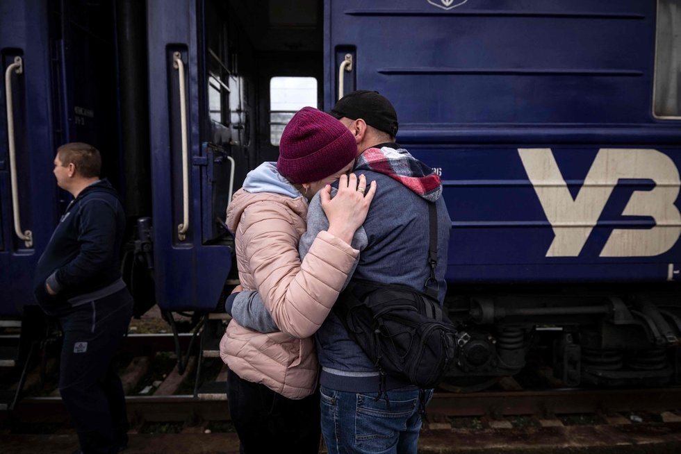 Šeimos bando ištrūkti iš rytinio Kramatorsko miesto Donbaso regione (nuotr. SCANPIX)