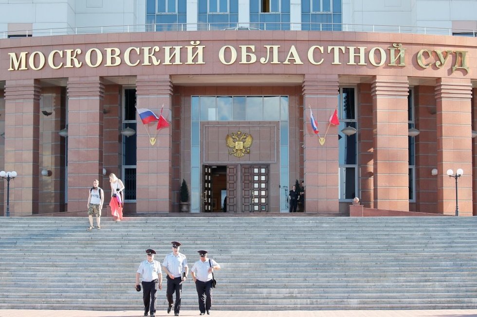 Rusijos teisme šeši kaltinamieji persipjovė venas (nuotr. SCANPIX)