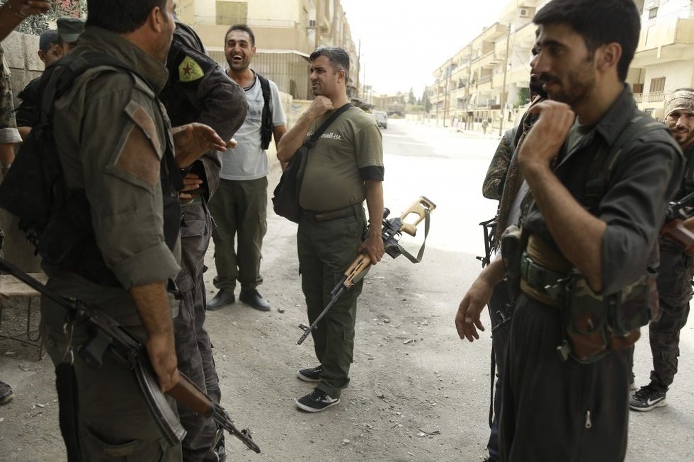 Kurdų kariai viename iš Sirijos miestų (nuotr. SCANPIX)
