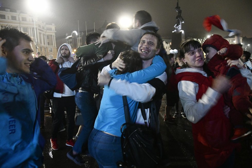 Rusijos sirgaliai pergalę šventė visą naktį (nuotr. SCANPIX)