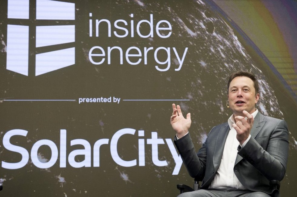 Elonas Muskas pradėjo teikti pasiūlymus dėl fotovoltinių čerpių (nuotr. SCANPIX)