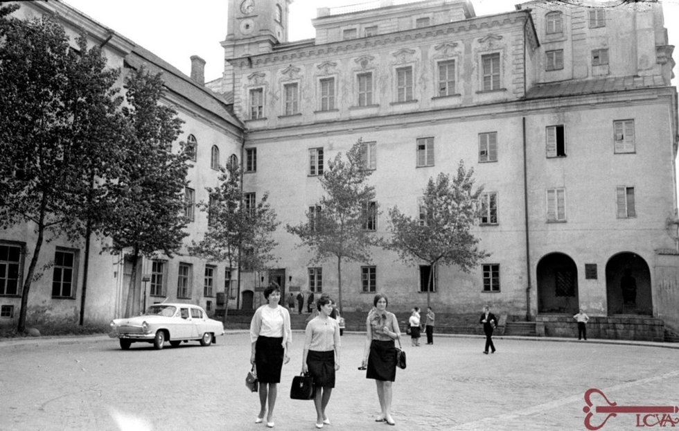 Vilniaus valstybinio V. Kapsuko universiteto centriniai rūmai, 1967 m. (nuotr.  A. Tumėnas, Lietuvos centrinis valstybės archyvas)