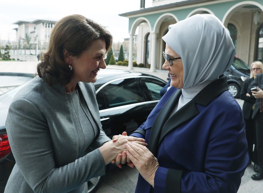 Diana Nausėdienė ir Emine Erdogan (nuotr. Lietuvos Respublikos Prezidento kanceliarijos)