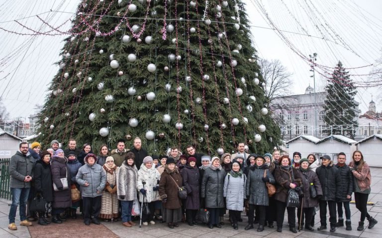 Maltiečių atvežti Senjorai prie Kalėdinės eglutės Vilniaus Katedros aikštėje  