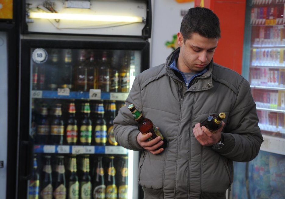 Rusijos gyventojas dvejoja parduotuvės alkoholio skyriuje