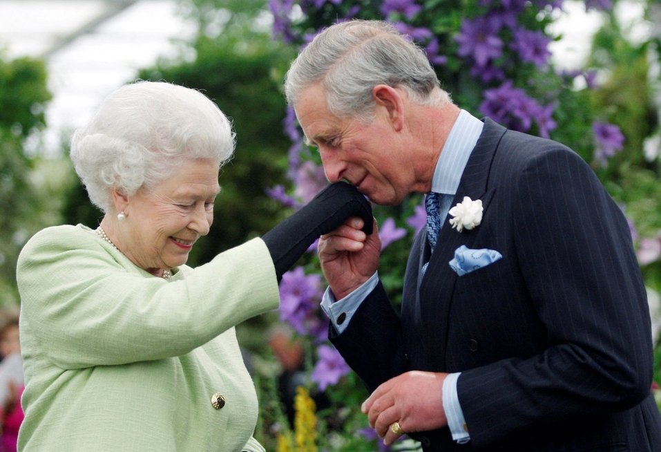 Tuometinis princas Čarlzas ir vėlionė karalienė Elžbieta II (nuotr. SCANPIX)