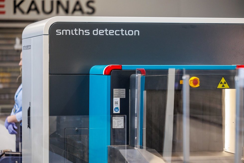 Inovacijos Kauno oro uoste: keleivių rankinį bagažą jau tikrina naujausios kartos aviacijos saugumo skeneriai