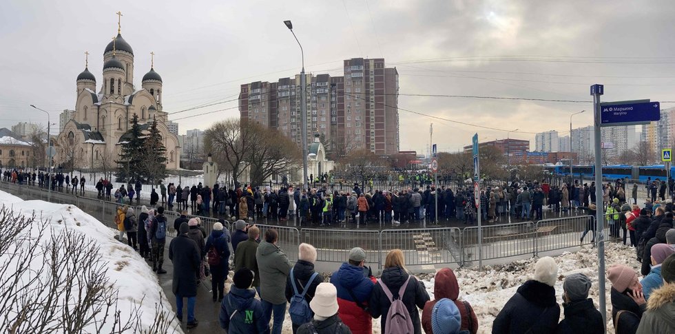 Laidojamas Navalnas: susirinkę žmonės skanduoja jo vardą (nuotr. SCANPIX)