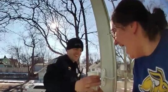 Maistą moteriai pristatė policijos pareigūnas (nuotr. stop kadras)