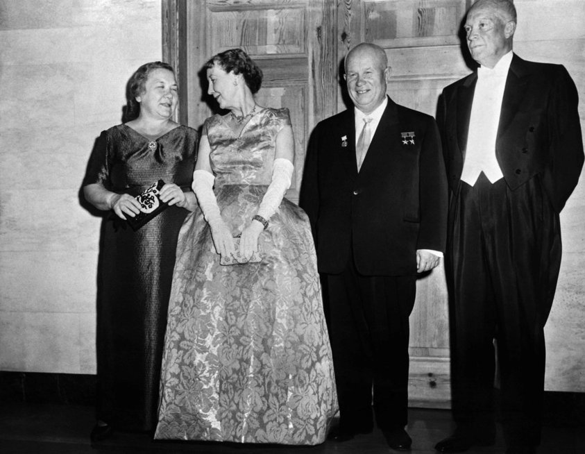 Iš kairės: Nina Cruščiova, Mamie Eisenhower, Nikita Cruščiovas, Dwightas D. Eisenhoweris (nuotr. SCANPIX)