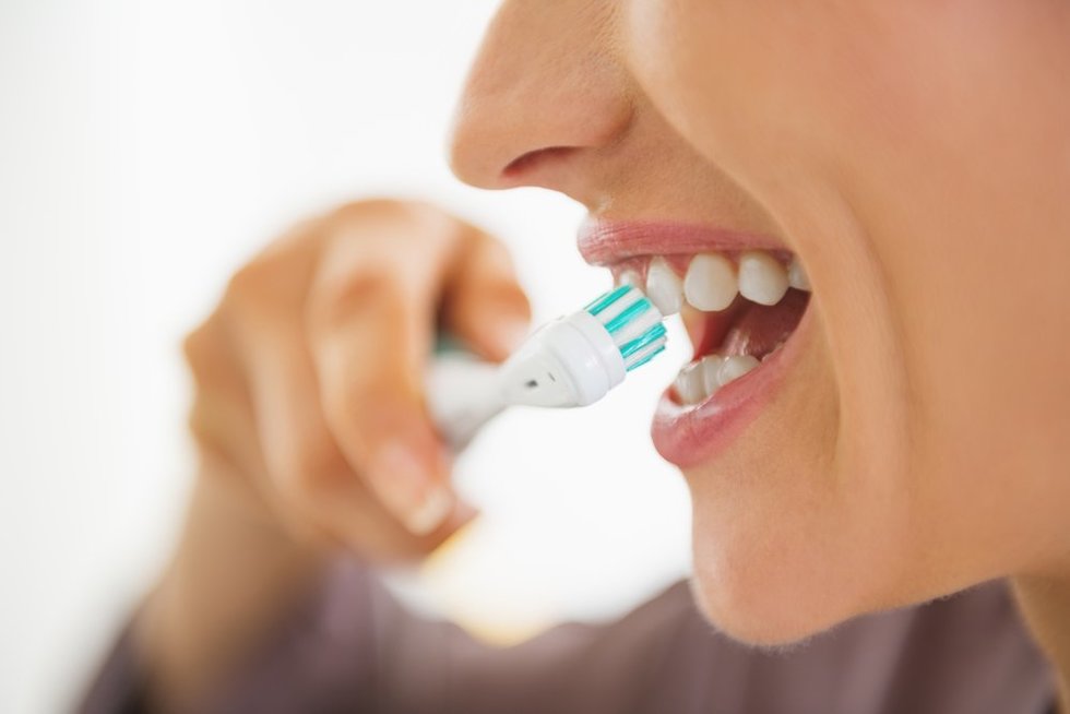 Dantų valymas (nuotr. Shutterstock.com)