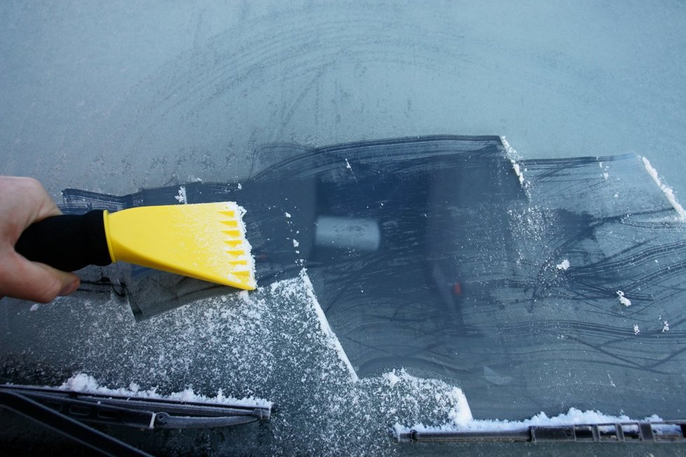 Užšalęs automobilio stiklas (nuotr. 123rf.com)