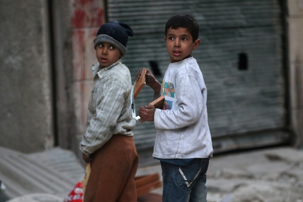 Žiauri Sirijos vaikų kasdienybė: viskas, ką jie žino, tėra karas ir bombardavimas (nuotr. SCANPIX)