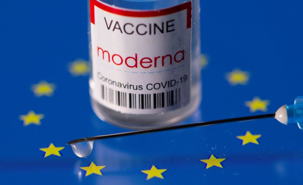 Švedija stabdo „Moderna“ vakcinos naudojimą jaunesniems nei 20 metų asmenims