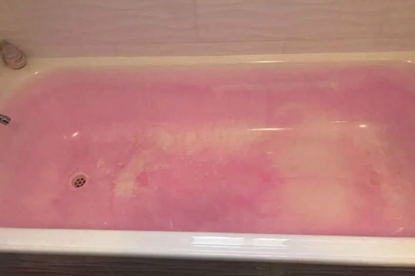 Dukrai skirtam vonios burbului visą vonią nudažius rožine spalva mama pagalbos ieško internete