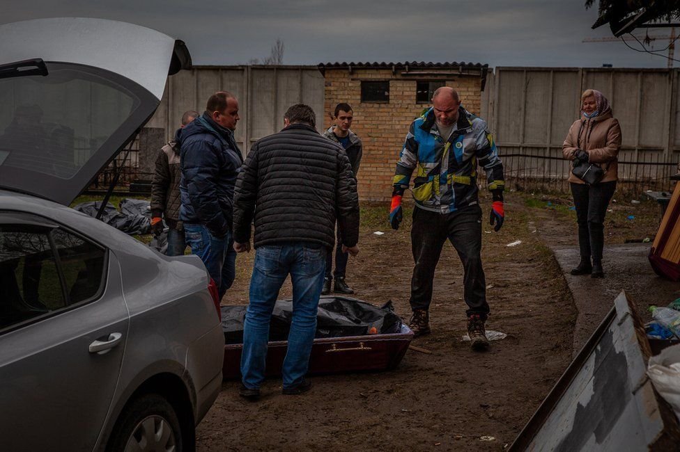 Atvykęs į Bučą Volodymyras savo sūnų rado įvyniotą į kruviną paklodę: atpažino iš pėdų (nuotr. SCANPIX)