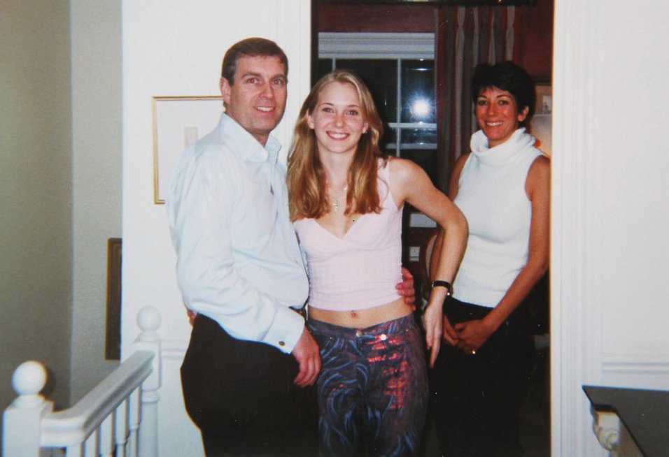 Princas Andrew laiko apkabinęs vėliau jį seksualiniais santykiais apkaltinusią Virginią Roberts. Už jų stovi G. Maxwell, 2001-ieji (nuotr. SCANPIX)
