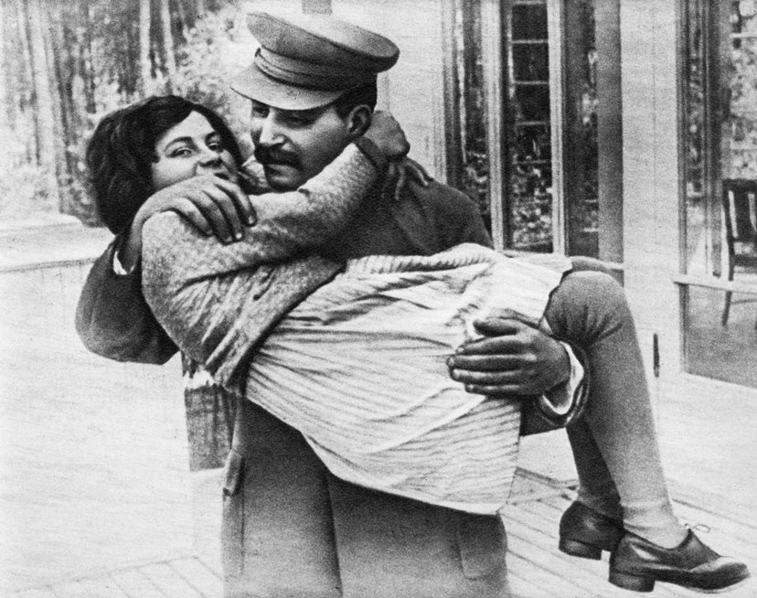 J. Stalinas laiko ant rankų savo dukrą Svetlaną