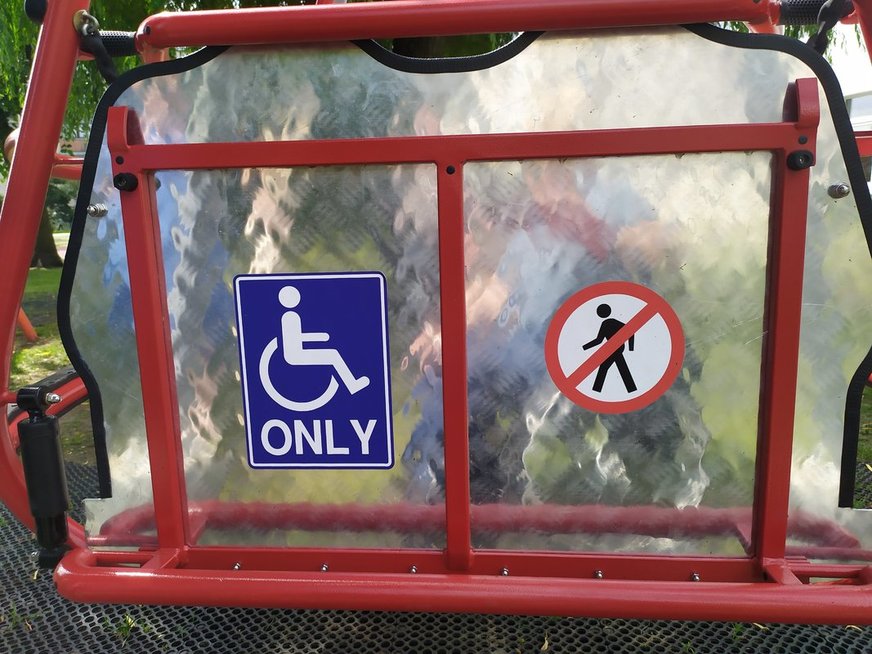 Panevėžio specialiosios mokyklos-daugiafunkcio centro kieme įrengtomis sūpynėmis rateliais judantys neįgalieji naudotis negali.