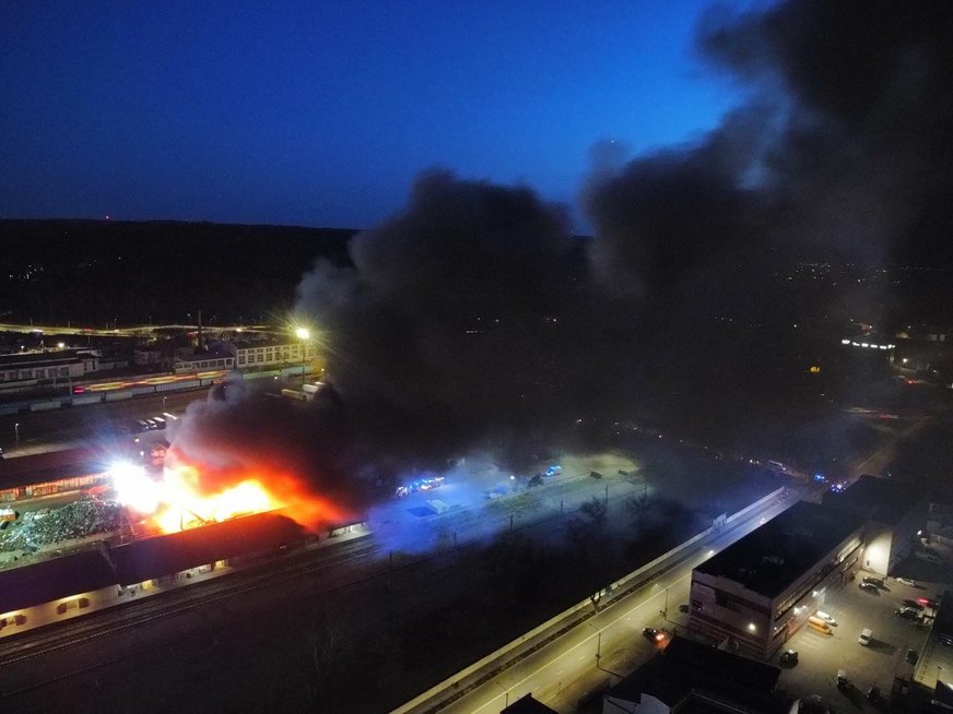 Vilniuje dega automobilių sąvartynas: išskirtiniai vaizdai (nuotr. Broniaus Jablonsko)