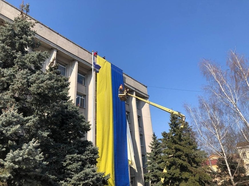 Ukrainos vėliava Chersone (nuotr. Twitter)