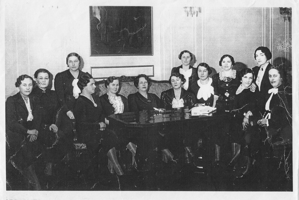 Prezidentienė Sofija Smetonienė Prezidentūroje priima Lietuvos moterų organizacijų atstoves. Kaunas, apie 1934 m. (L. Kubiliūtės-Brazdilienės archyvo nuotr.)  