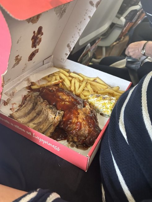 Vyro išsitrauktas maistas lėktuve (nuotr. Twitter)