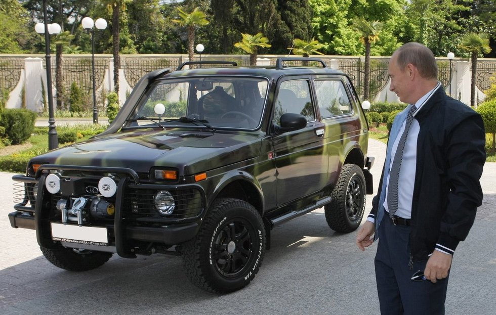V. Putinas prie savo asmeninė Nivos (nuotr. SCANPIX)