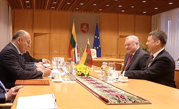 Rusijos ambasadorius Aleksandras Udalcovas ir Seimo pirmininkas Viktoras Pranckietis (nuotr. TV3)