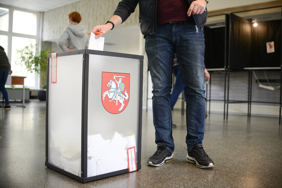 Rinkėjai balsuoja antrame Seimo rinkimų ture