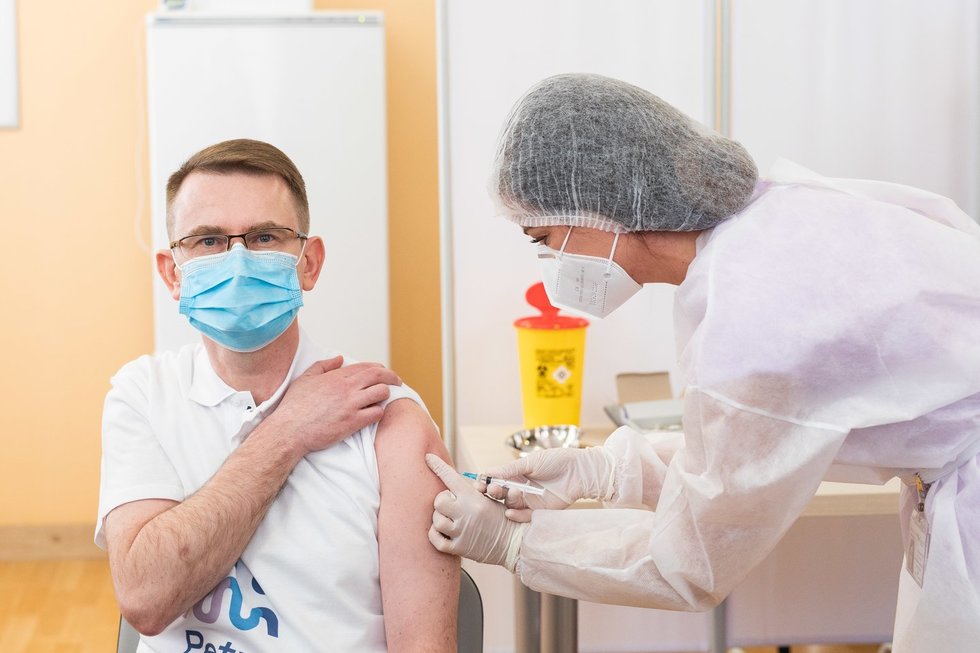 Sveikatos apsaugos ministras Dulkys paskiepytas „AstraZeneca“ vakcina (nuotr. Fotobankas)
