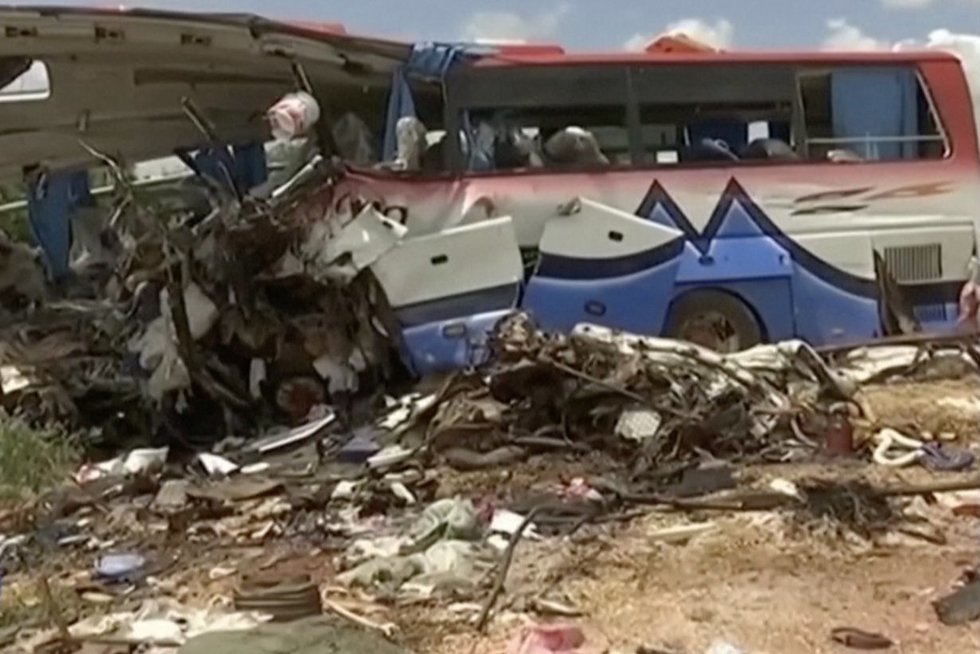 Autobuso ir sunkvežimio kaktomuša Malyje nusinešė 41 gyvybę (nuotr. stop kadras)
