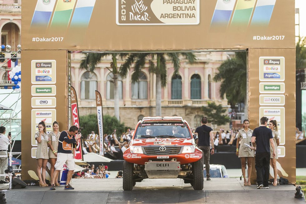 Antanas Juknevičius 8-ą karta karjeroje kilo ant Dakaro ralio starto podiumo (nuotr. Gedmanto Kropio)