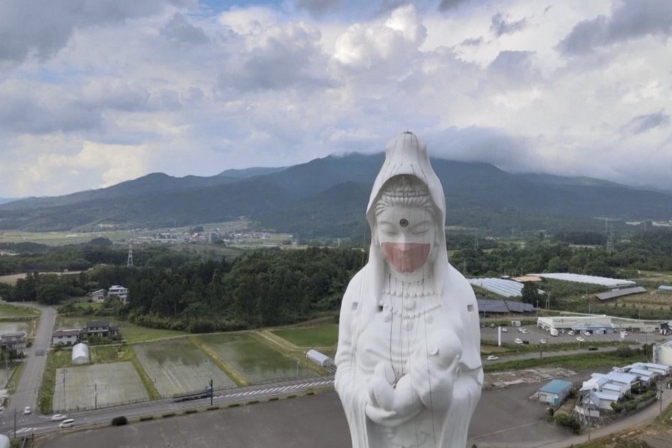 Japonai laukia pandemijos pabaigos: tikisi, kad padės kaukė ant statulos (nuotr. stop kadras)