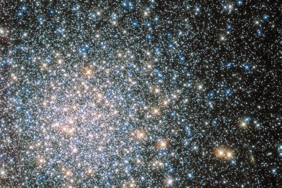 Žvaigždžių klasteris „Messier 5“ (M5), kurį sudaro 100 tūkst. ar daugiau žvaigždžių, susitelkusių 165 šviesmečių diametro erdvėje, užfiksuotas NASA orbitiniu Hablo teleskopu. Nuotrauka išplatinta balandžio 25 d. (nuotr. Reuters/NASA/Hubble Space Telescope  