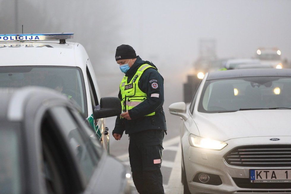 Policijos postas Avižieniuose: tikrinami į Vilnių įvažiuojantys vairuotojai ir keleiviai (nuotr. Broniaus Jablonsko)