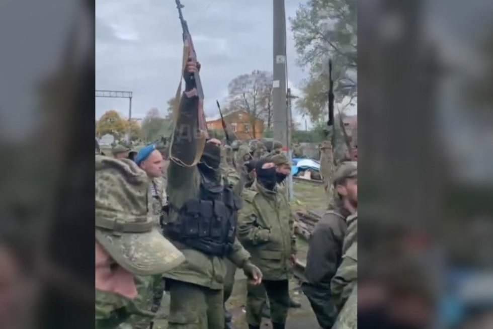 Rusai filmuoja, kaip siunčiami į karą: su 1970–1980 metų ginklais, be aprangos ir dar sergantys (nuotr. stop kadras)