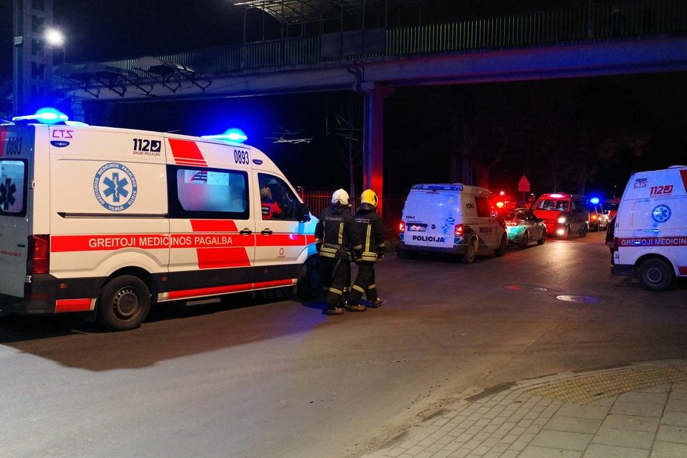 Vilniuje po elektros iškrovos užsidegė paauglys, jį gelbėjęs medikas (nuotr. Broniaus Jablonsko)