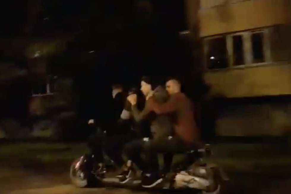 Vaikinai pademonstravo, kaip važinėti stilingai: ant mopedo – keturiese (nuotr. stop kadras)