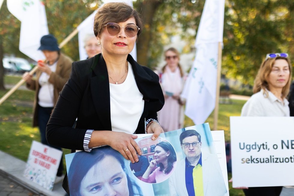 Prie Seimo prieš gyvenimo įgūdžių programą protestavę tėvų atstovai (nuotr. Skirmantas Lisauskas / BNS)
