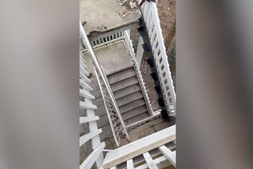 Iš savo buto išėjusi moteris liko be žado: valandų valandas negalėjo nulipti laiptais žemyn (nuotr. stop kadras)