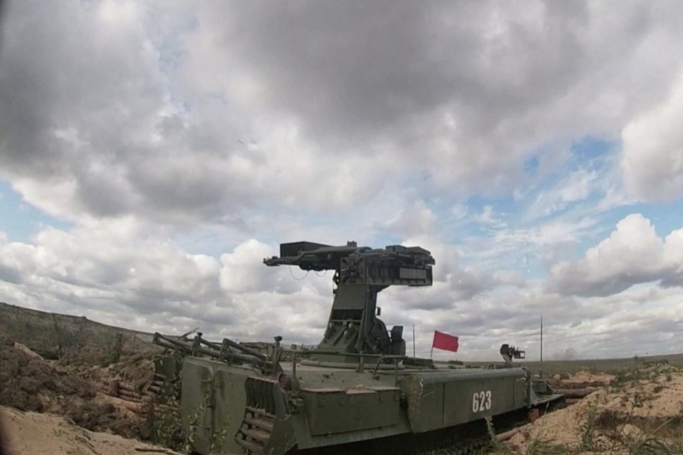 Rusija demonstruoja šalies ateities ginkluotę – per nuotolį valdomus karo robotus (nuotr. stop kadras)