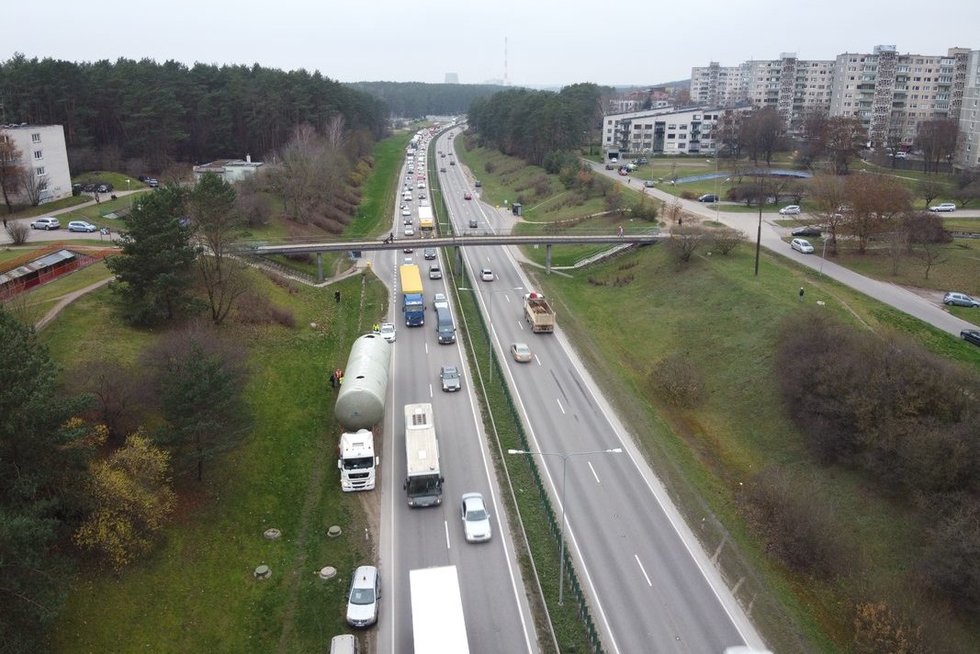 Vilniuje sunkvežimis užstrigo po pėsčiųjų tiltų (nuotr. TV3)  