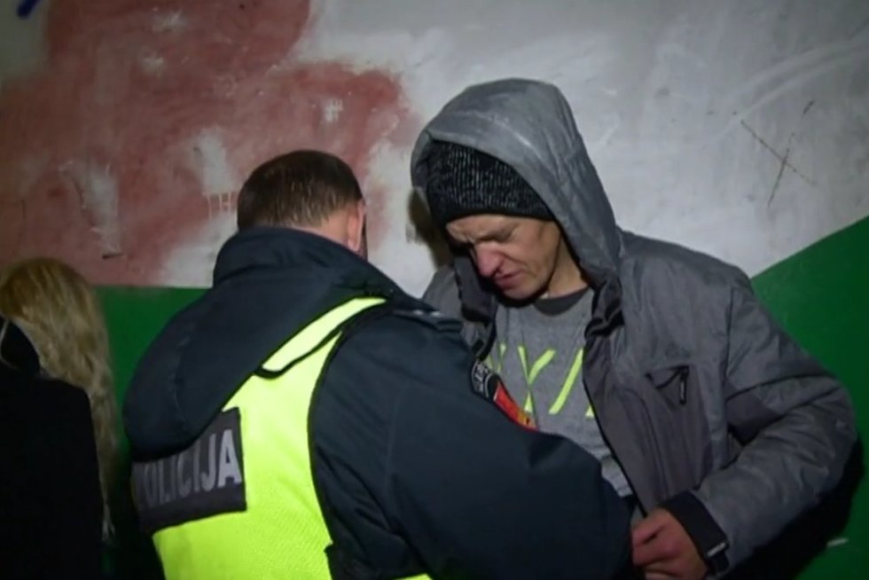 Kaimynai skundėsi narkomanais laiptinėje (nuotr. TV3)
