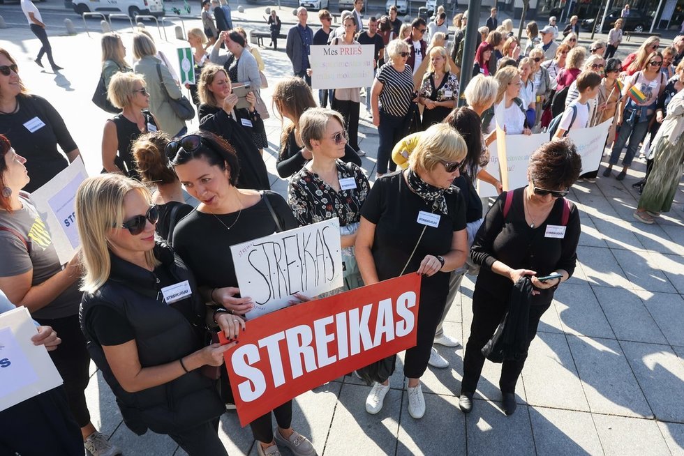 „Kita pamoka – streikas“: prie Vyriausybės mokytojai streikuoja dėl geresnių darbo sąlygų (nuotr. Skirmantas Lisauskas / BNS)