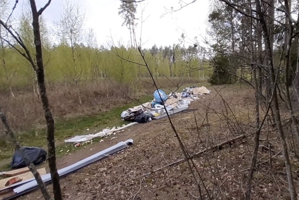  Įžūlumui nėra ribų: šiukšles išmetė tiesiog ant miško tako (nuotr. stop kadras)